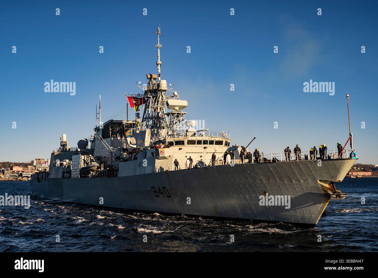 HMCS St. John's torna a casa a Halifax, nuova Scozia, poco prima del Natale 2025 dopo un lungo dispiegamento all'estero. Foto Stock