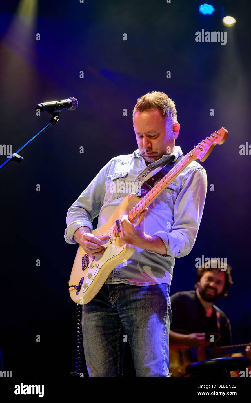 Il rocker blues Shaun Verrault dei Wide Mouth Mason in concerto. Foto Stock