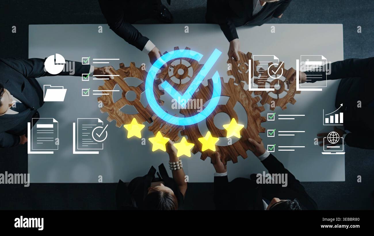 Lavoro di squadra collaborativo con ingranaggi e icone che illustrano il successo aziendale e la garanzia di qualità in un ambiente professionale. Foto Stock
