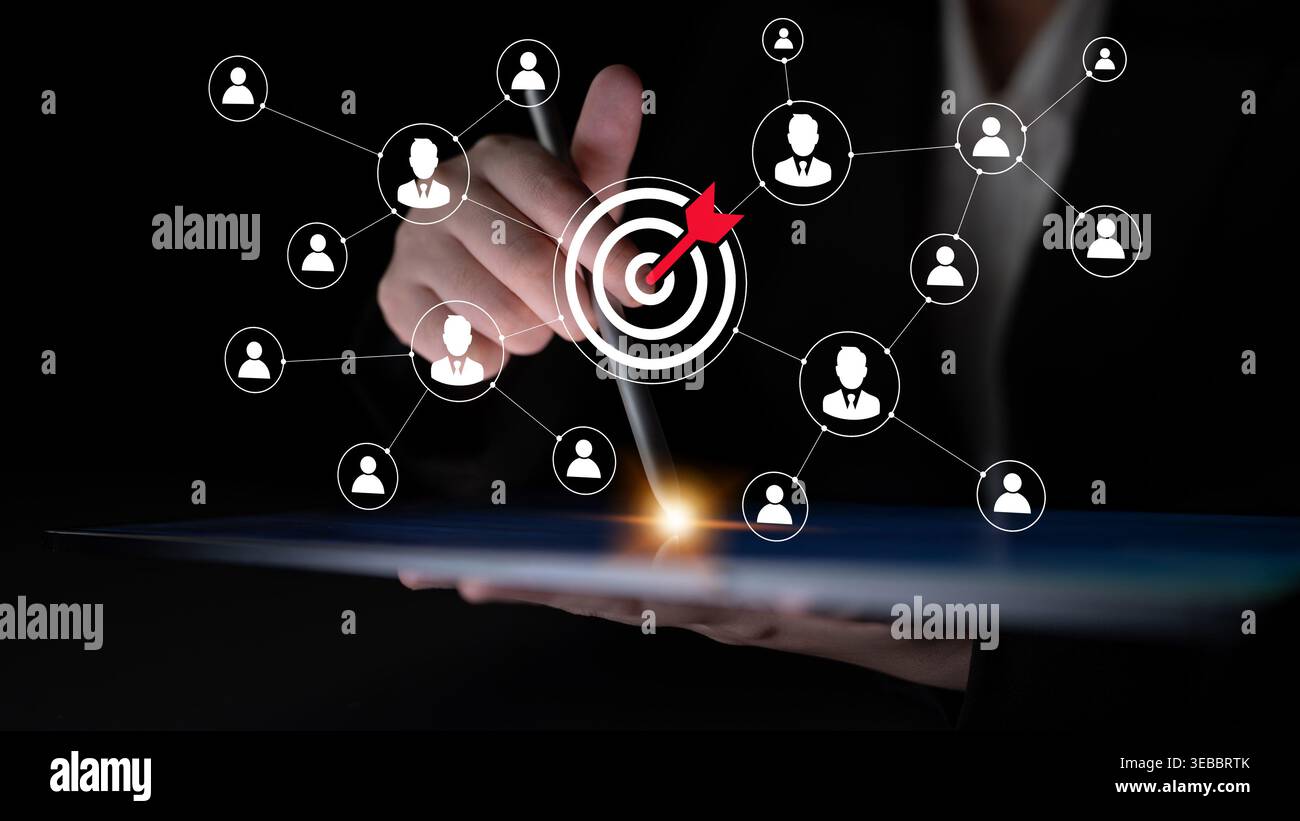 Un uomo d'affari collega gli elementi di una rete digitale con un obiettivo mirato, simboleggiando l'interazione e la collaborazione online all'interno dell'azienda moderna Foto Stock