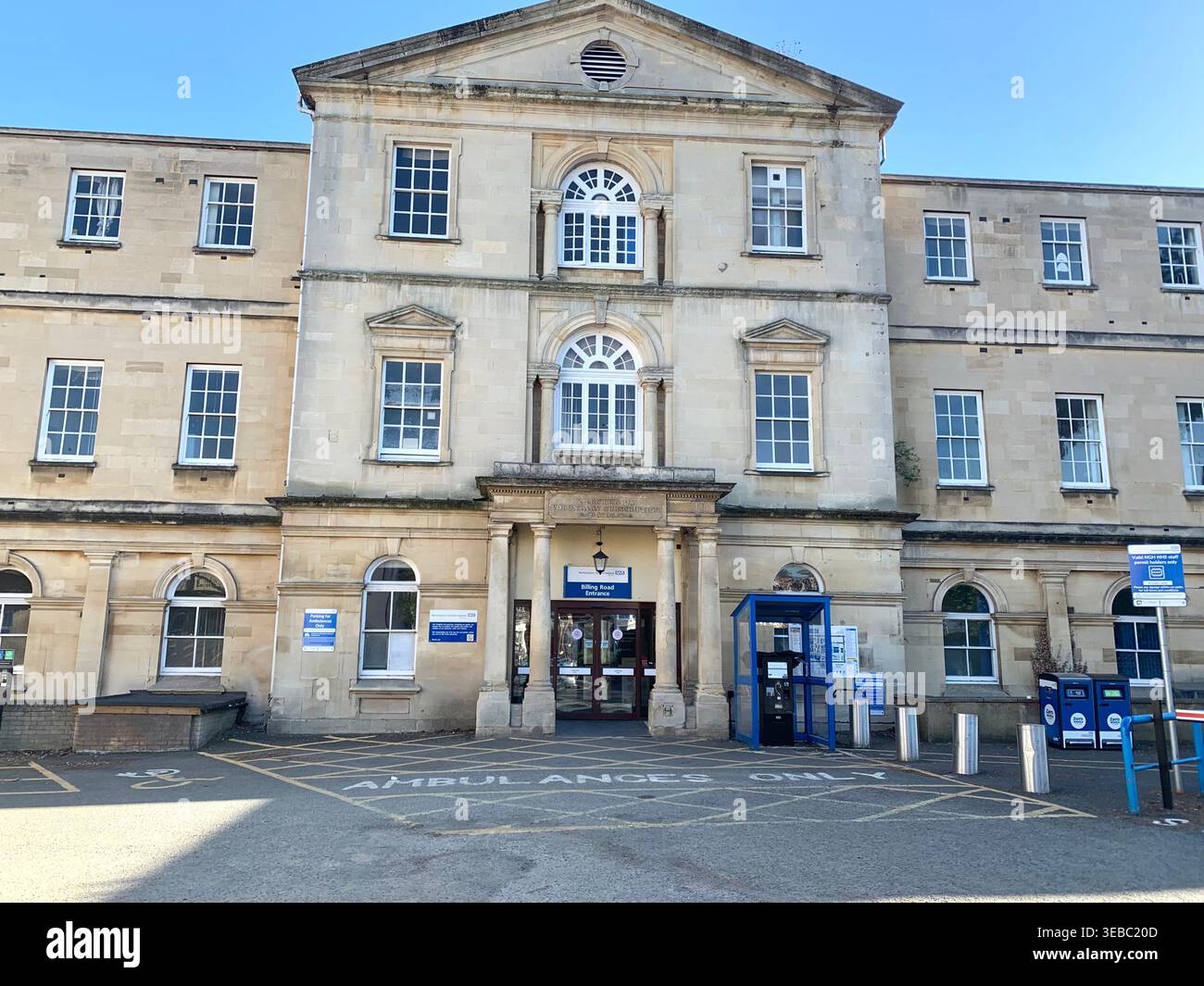 Vista esterna del Northampton General Hospital UK con visitatori e sedie a rotelle accesso visibile ingresso principale nuovo edificio zebra crossing - Immagine stock catturata con smartphone