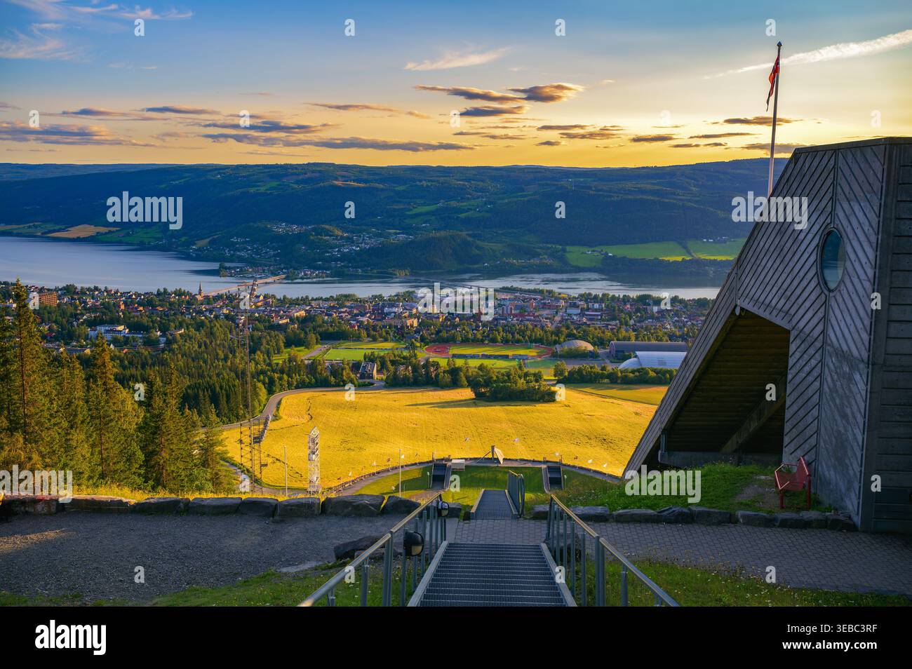 Tramonto estivo su Lillehammer e sul lago Mjosa, Norvegia Foto Stock