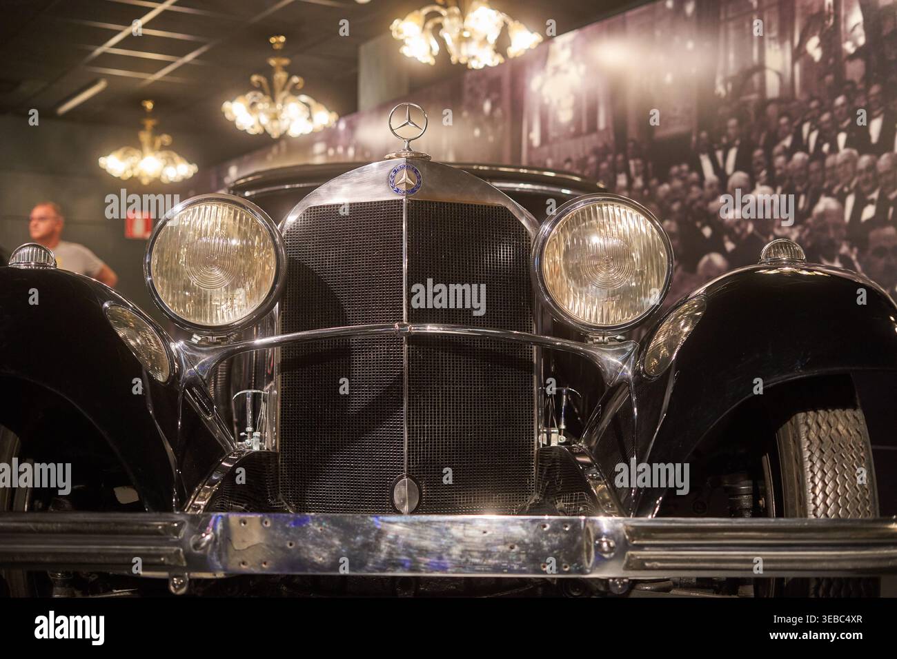 Vista frontale di un'auto classica Mercedes-Benz nera vintage con una griglia cromata prominente, fari rotondi ed emblema della stella Mercedes. Il veicolo è Foto Stock