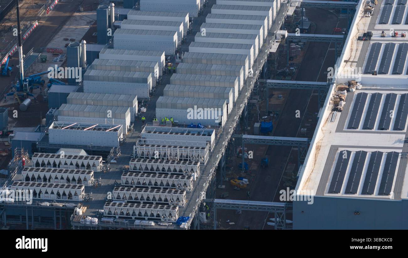 Groningen, Paesi Bassi - 20 gennaio 2026: Vista aerea del Datacenter Westpoort con file di sistemi di raffreddamento, strutture modulari e pannelli solari Foto Stock