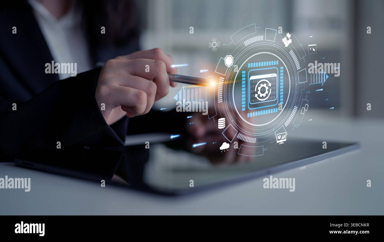 Professionisti aziendali che utilizzano un tablet digitale per interagire con un'interfaccia futuristica che visualizza icone tecnologiche ed elementi di sicurezza informatica per il moderno Foto Stock