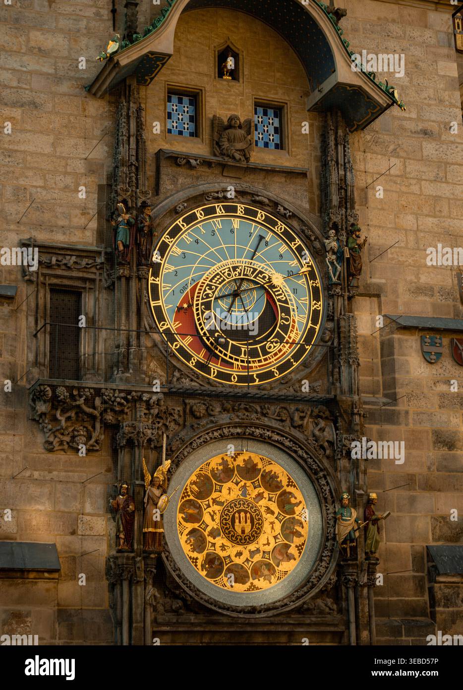 L'Orologio Astronomico medievale mostra sculture intricate e meccanica complessa illuminata delicatamente al tramonto Foto Stock