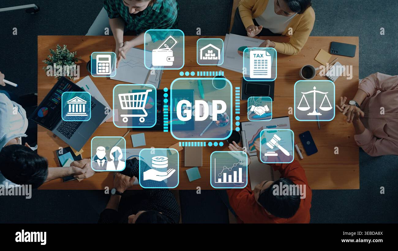 Gruppo di professionisti che analizzano i dati economici e le tendenze di crescita con icone che rappresentano PIL, imposte, mercato e finanza su una tabella in un ufficio Foto Stock