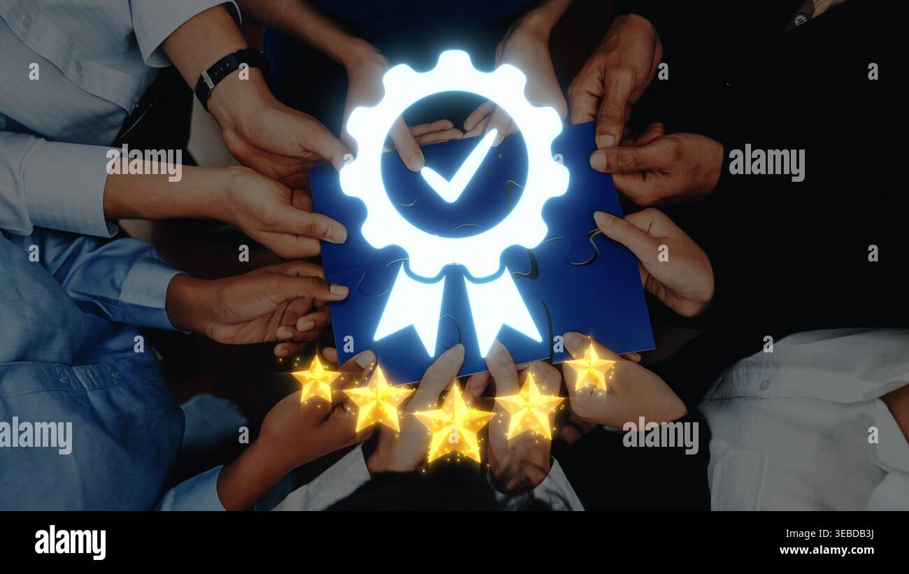 Una vivace scena di collaborazione caratterizzata da mani diverse con un brillante badge certificato. L'immagine simboleggia il riconoscimento, il lavoro di squadra e la qualità in Foto Stock