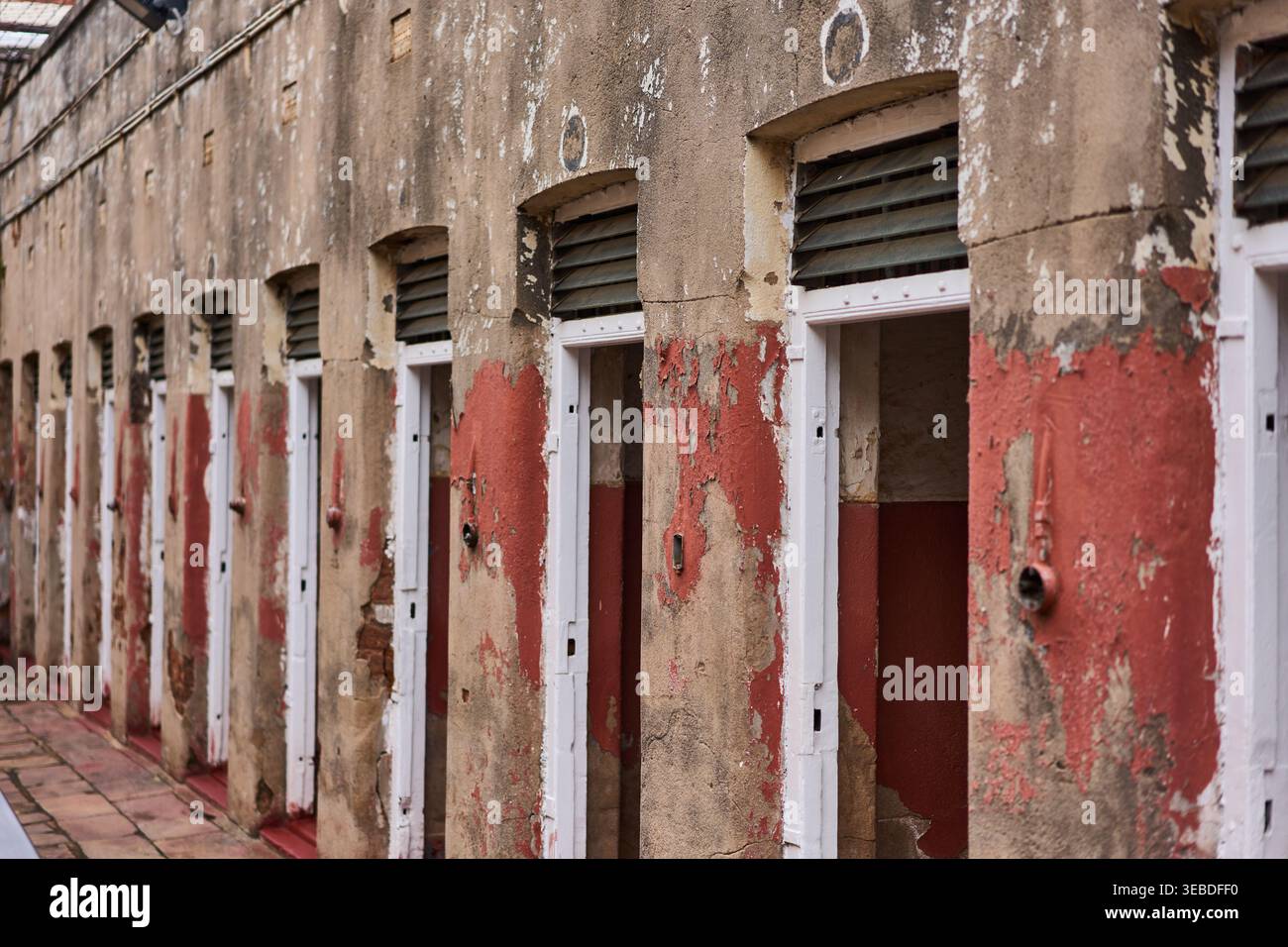 Il decadimento storico nei corridoi delle prigioni rivela ricche storie politiche e culturali nascoste al suo interno Foto Stock