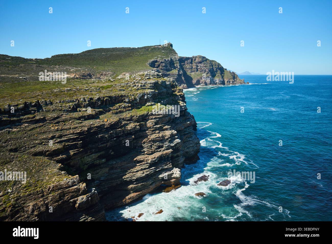 Maestose scogliere e tranquille vedute dell'oceano. Ampie scogliere a lato del mare che si affacciano su lussureggianti paesaggi verdi Foto Stock
