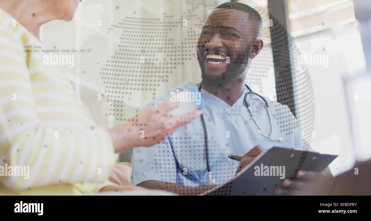 Infermiere parlante in scrub azzurro con appunti e penna in clinica, paziente con riquadro blu Foto Stock