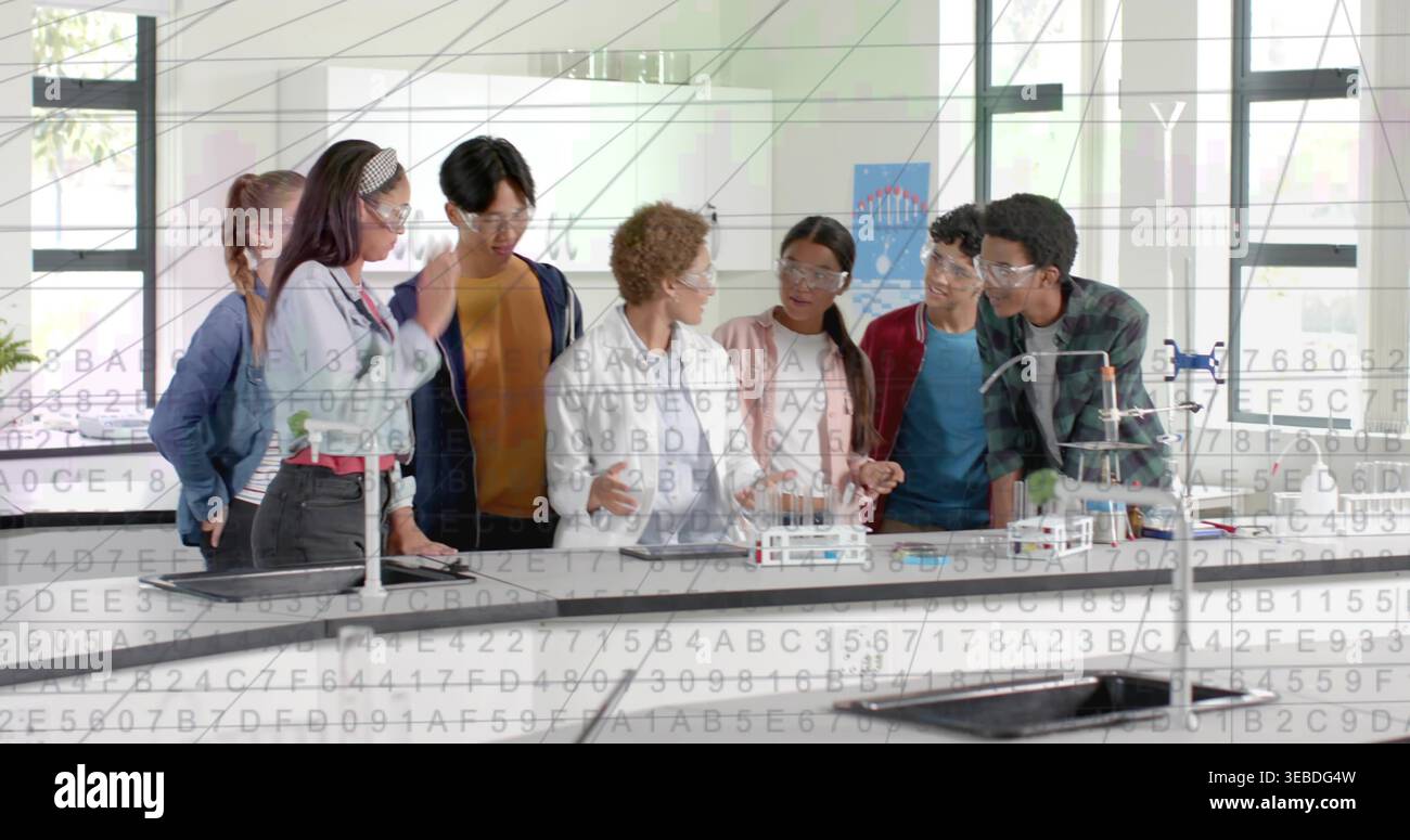 Studenti pendenti che indossano occhiali di protezione che fanno esperimenti al banco di laboratorio scolastico, provette per test, uno in camice da laboratorio Foto Stock