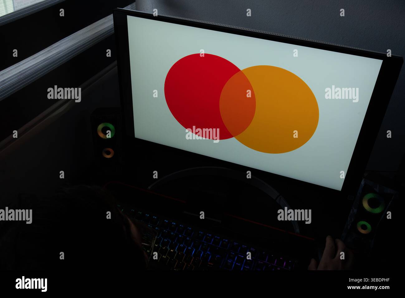 Il logo aziendale Mastercard, con cerchi rossi e gialli sovrapposti, viene visualizzato sul monitor di un computer Foto Stock