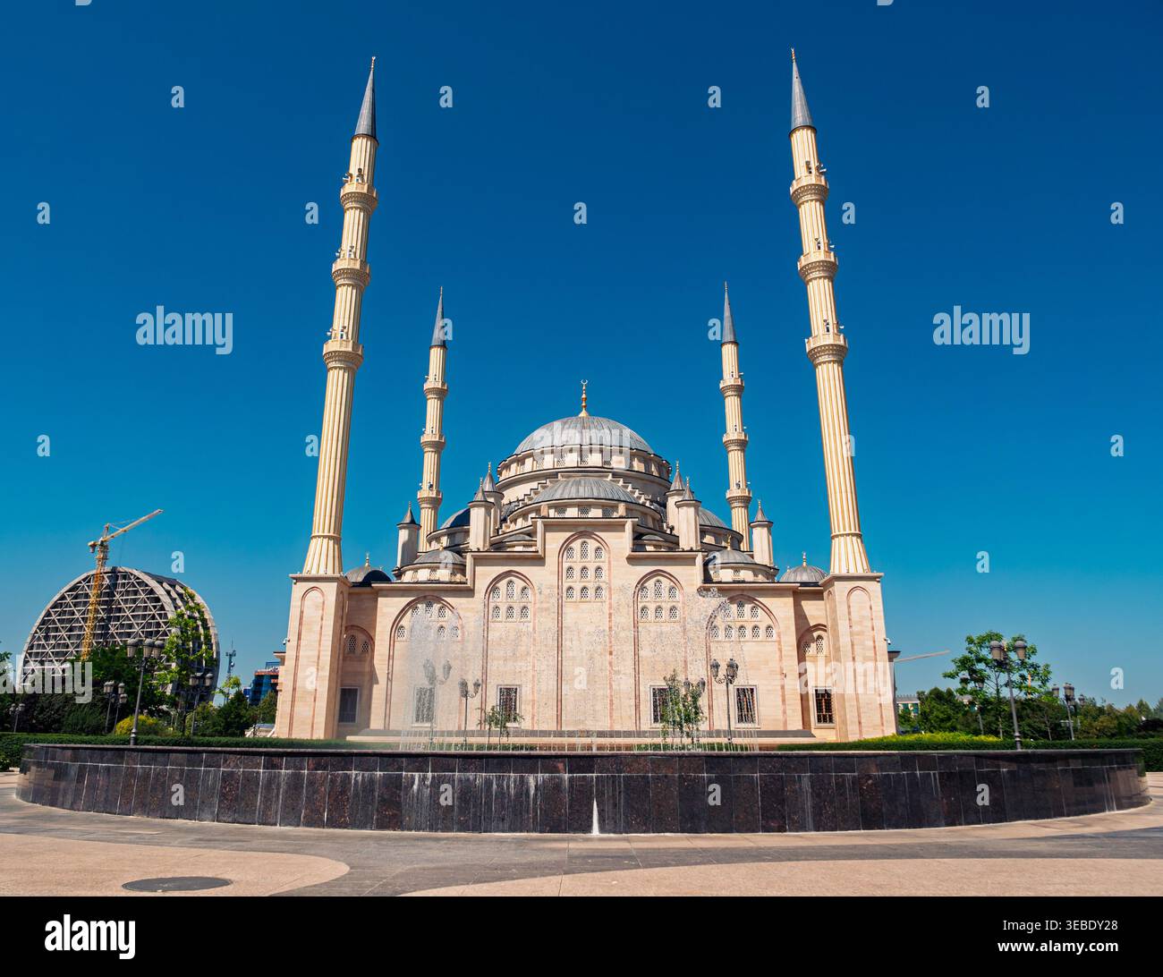 Grozny, Russia - 30 luglio 2021: Maestosa moschea di Akhmad Kadyrov con minareti e cupole torreggianti in una giornata di sole Foto Stock