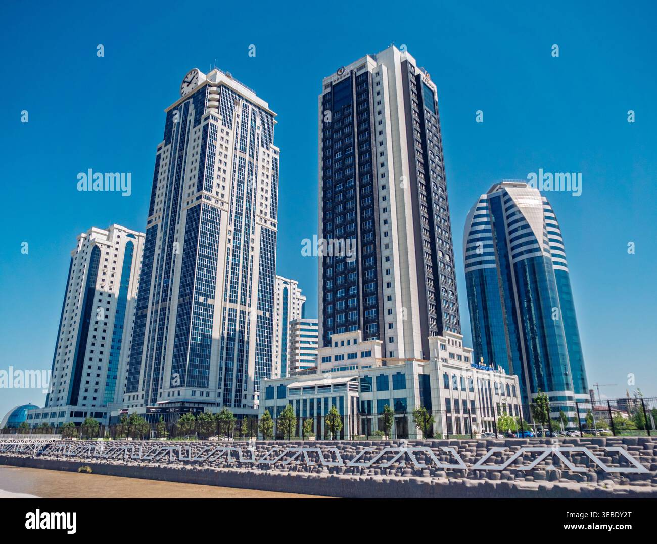 Grozny, Russia - 30 luglio 2021: Il complesso delle Torri della città di Grozny domina lo skyline, mostrando un'impressionante architettura moderna in una giornata luminosa e limpida Foto Stock
