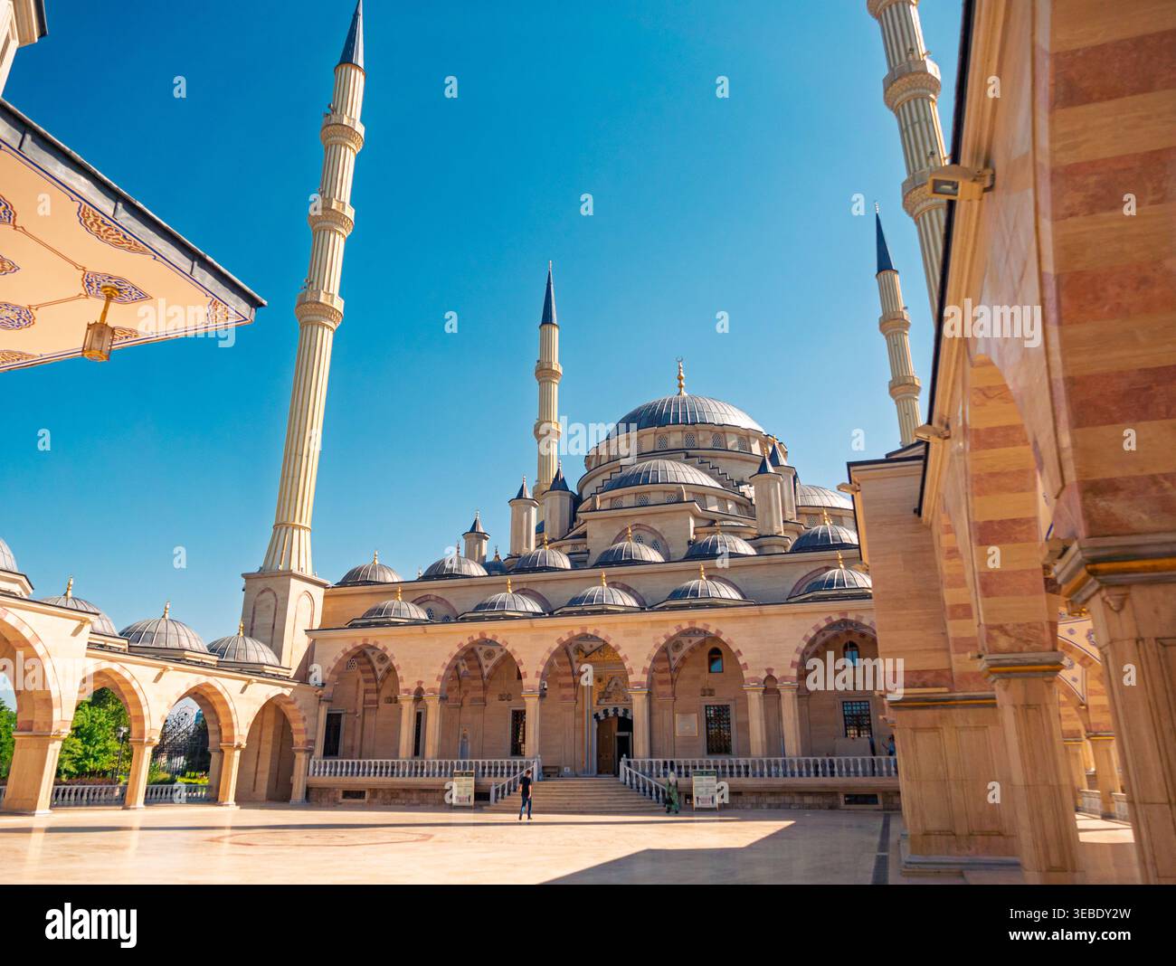 Grozny, Russia - 30 luglio 2021: Maestosa moschea di Akhmad Kadyrov con minareti e cupole torreggianti in una giornata di sole Foto Stock