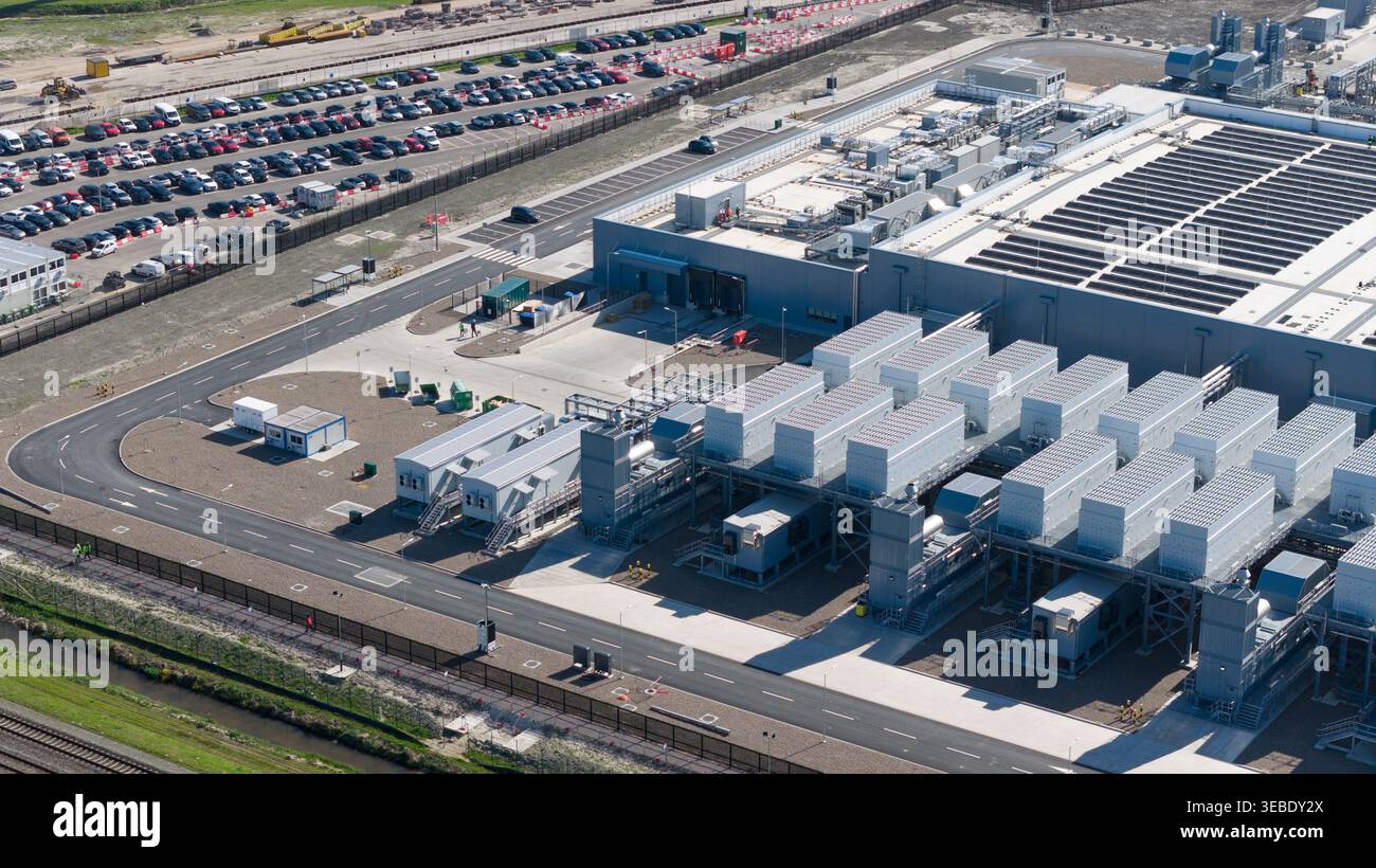Vista aerea del Datacenter Westpoort con unità di raffreddamento industriali, edifici moderni e un ampio parcheggio sotto la luce del giorno in GR Foto Stock