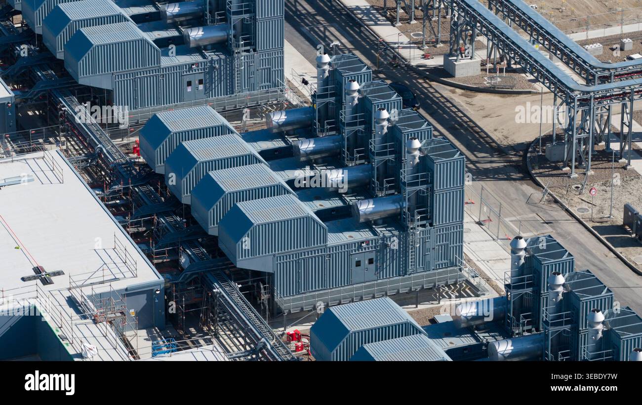 Vista aerea del Datacenter Westpoort con unità di raffreddamento industriali, contenitori in metallo e sistemi di tubazioni complessi a Groningen, Groningen, Paesi Bassi. Foto Stock