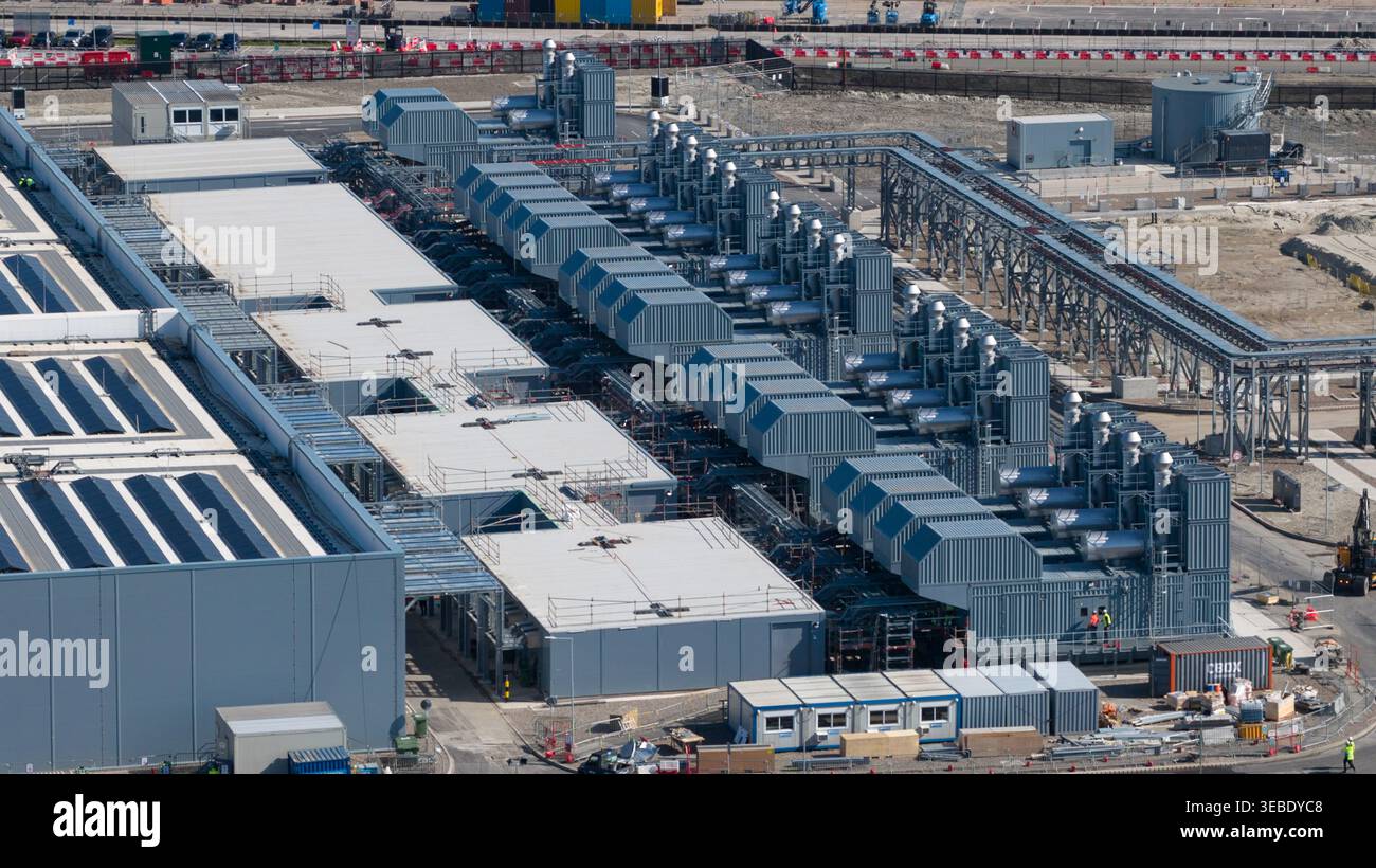 Vista aerea del Datacenter Westpoort che mostra file di unità di raffreddamento e tubazioni industriali presso il moderno stabilimento di Groningen, Groningen, Paesi Bassi. Foto Stock