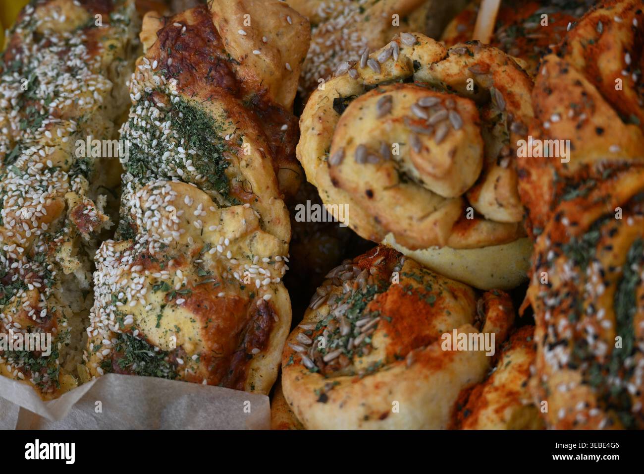 Pane tradizionale e dolci preparati con cura Foto Stock
