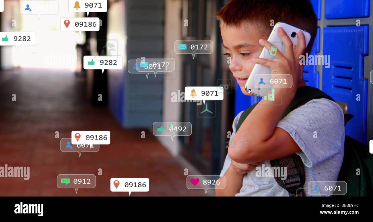 Tenendo il telefono bianco con lo zaino verde che parla vicino a armadietti blu con icone, spazio per copiare Foto Stock