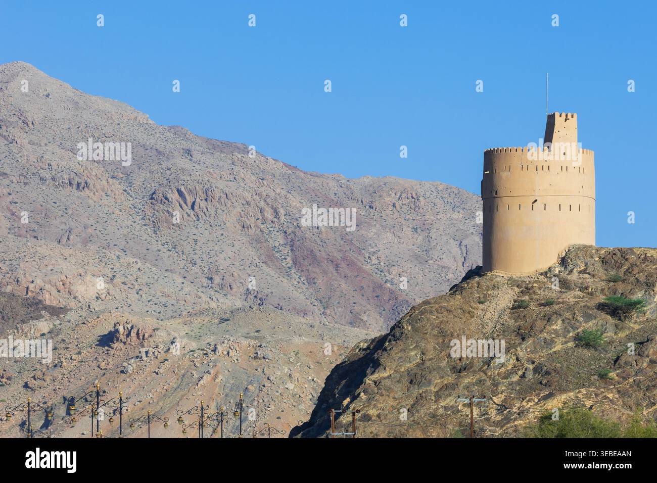 La Torre Nizwa Alqarn del XVII secolo a Nizwa, Oman, in uno splendido pomeriggio primaverile Foto Stock