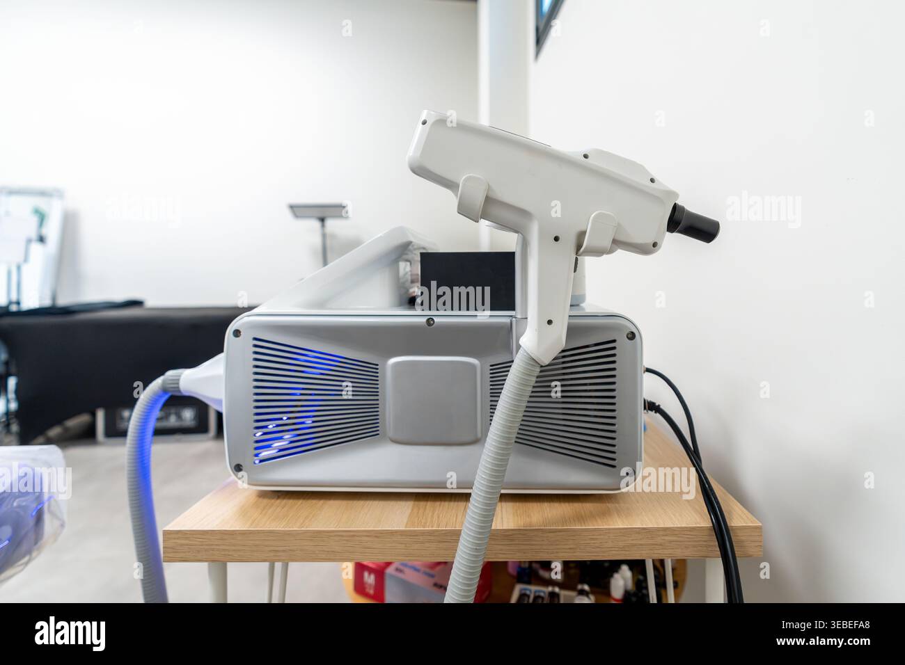 Apparecchiature laser per la rimozione del tatuaggio in una clinica moderna Foto Stock