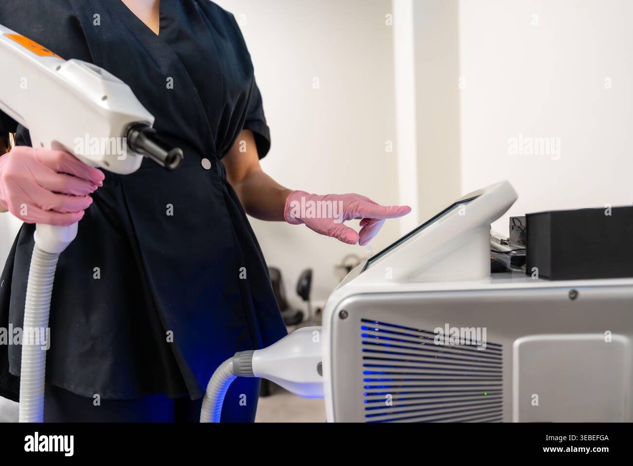 Medico che utilizza il laser per la rimozione del tatuaggio Foto Stock