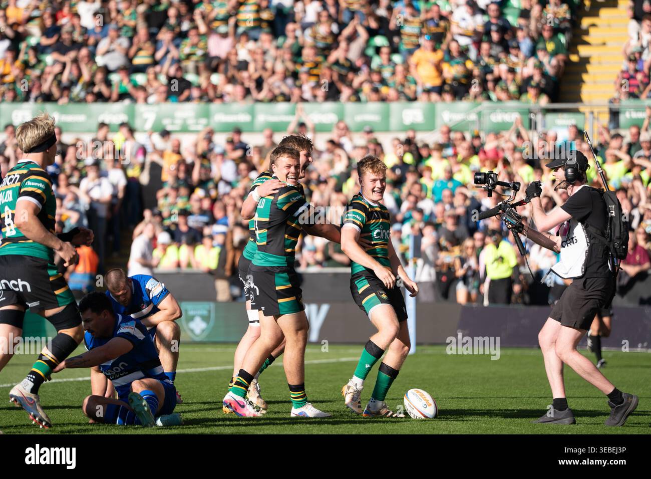 Cinch Stadium ai Franklin's Gardens, Northampton, Inghilterra, Regno Unito. 25 aprile 2026. Fin Smith (a destra), Tom Litchfield (in basso al centro), ed Prowse (in alto al centro) dei Northampton Saints celebrano la meta di fin Smith durante il Gallagher PREM match Northampton Saints contro Bath Rugby ( Credit: Luke Hastings/Alamy Live News Foto Stock