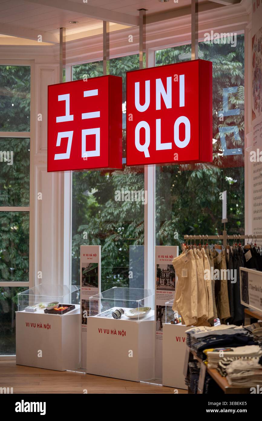 9 marzo 2026, Hanoi Vietnam. Il doppio cartello Uniqlo con logo è appeso all'interno del negozio, negozio di moda che offre vari prodotti in esposizione. Foto Stock