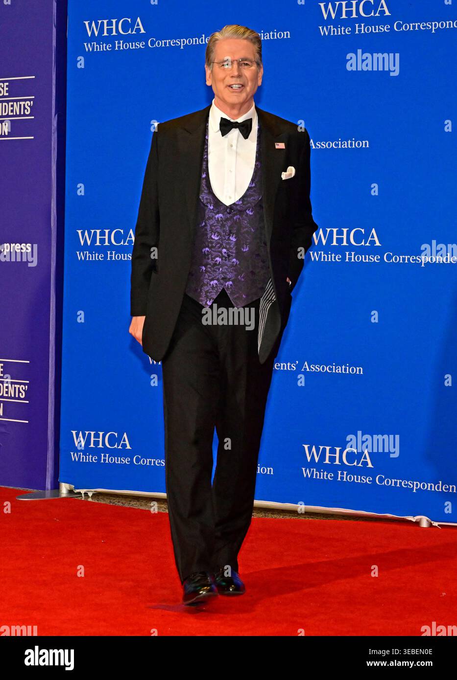 Washington, Stati Uniti. 25 aprile 2026. Il Segretario al Tesoro degli Stati Uniti Scott Bessent arriva per la cena 2026 della White House Correspondents Association presso il Washington Hilton Hotel sabato 25 aprile 2026 a Washington, DC. Foto di Ron Sachs/CNP/ABACAPRESS.COM credito: Abaca Press/Alamy Live News Foto Stock