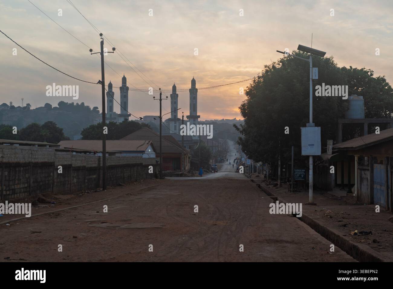 Scena di prima mattina quando la giornata inizia in una strada a Dalaba, regione di Mamou, Guinea Conakry Foto Stock