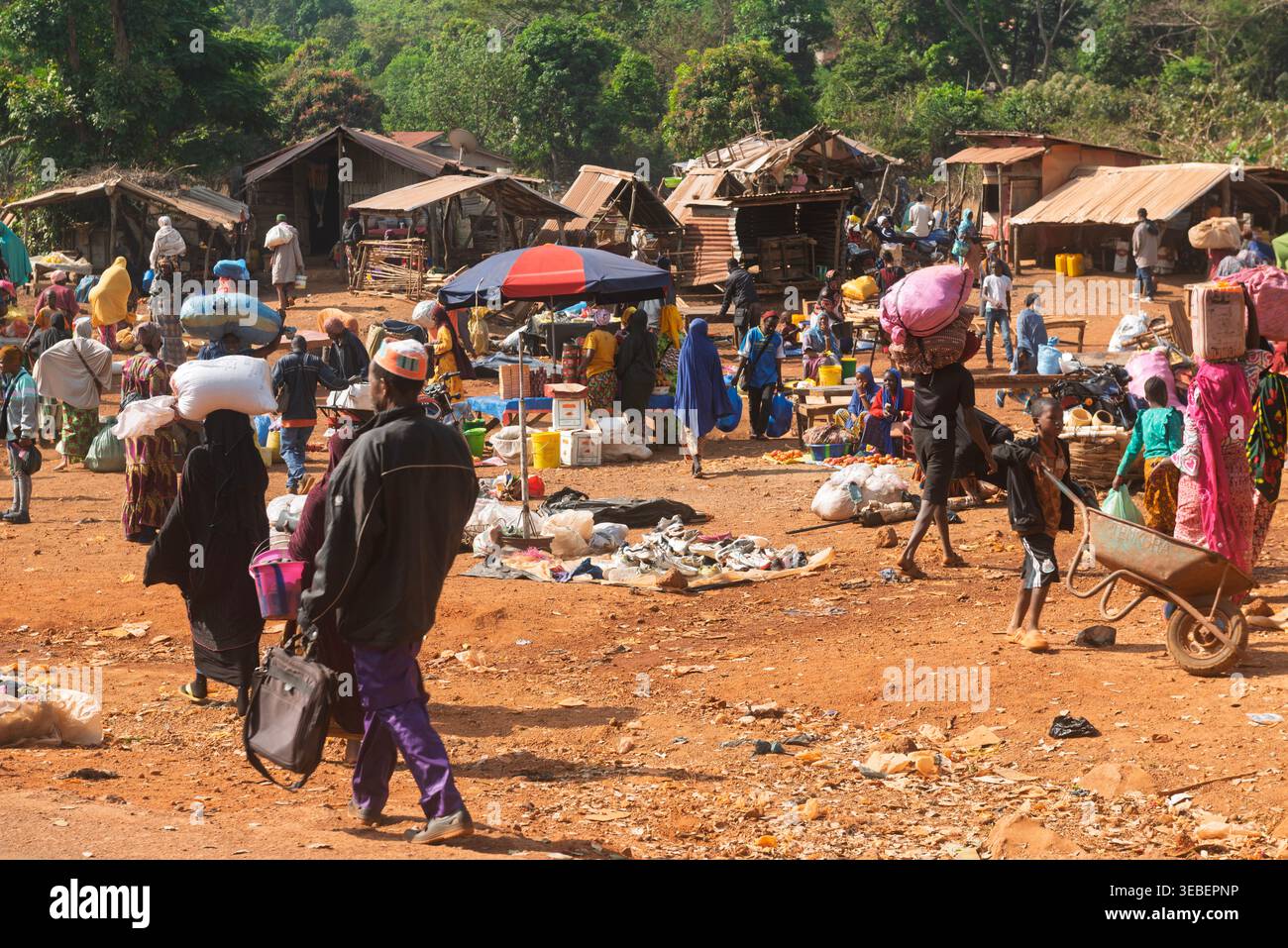 Affollato mercato all'aperto lungo la strada nella regione di Mamou, Guinea Conakry, Africa occidentale Foto Stock