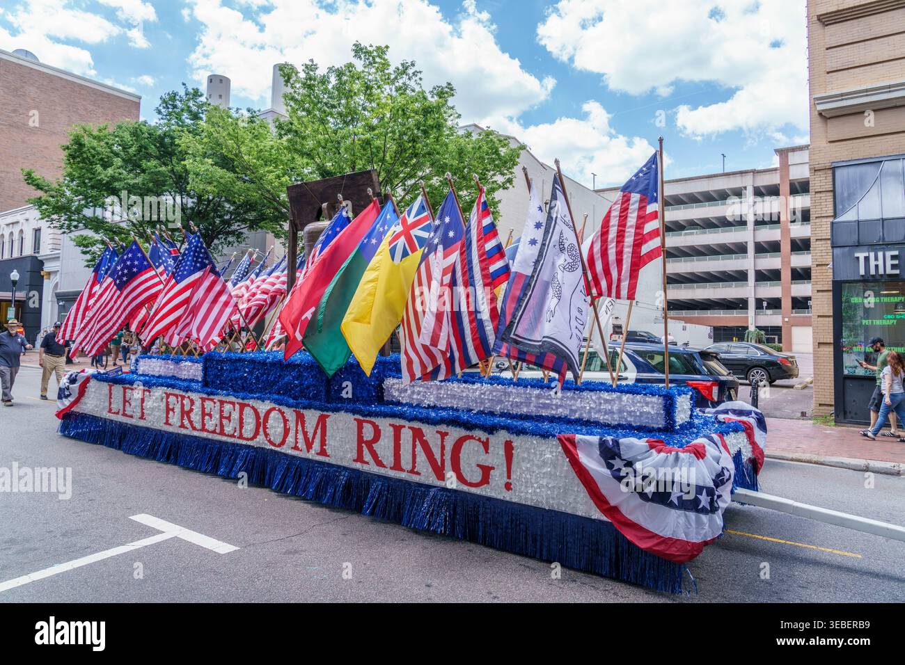 Norfolk Virginia - 18 aprile 2026: Parade Float That Says Let Freedom Ring al Parade of Nations Tattoo Festival a Norfolk Virginia Foto Stock