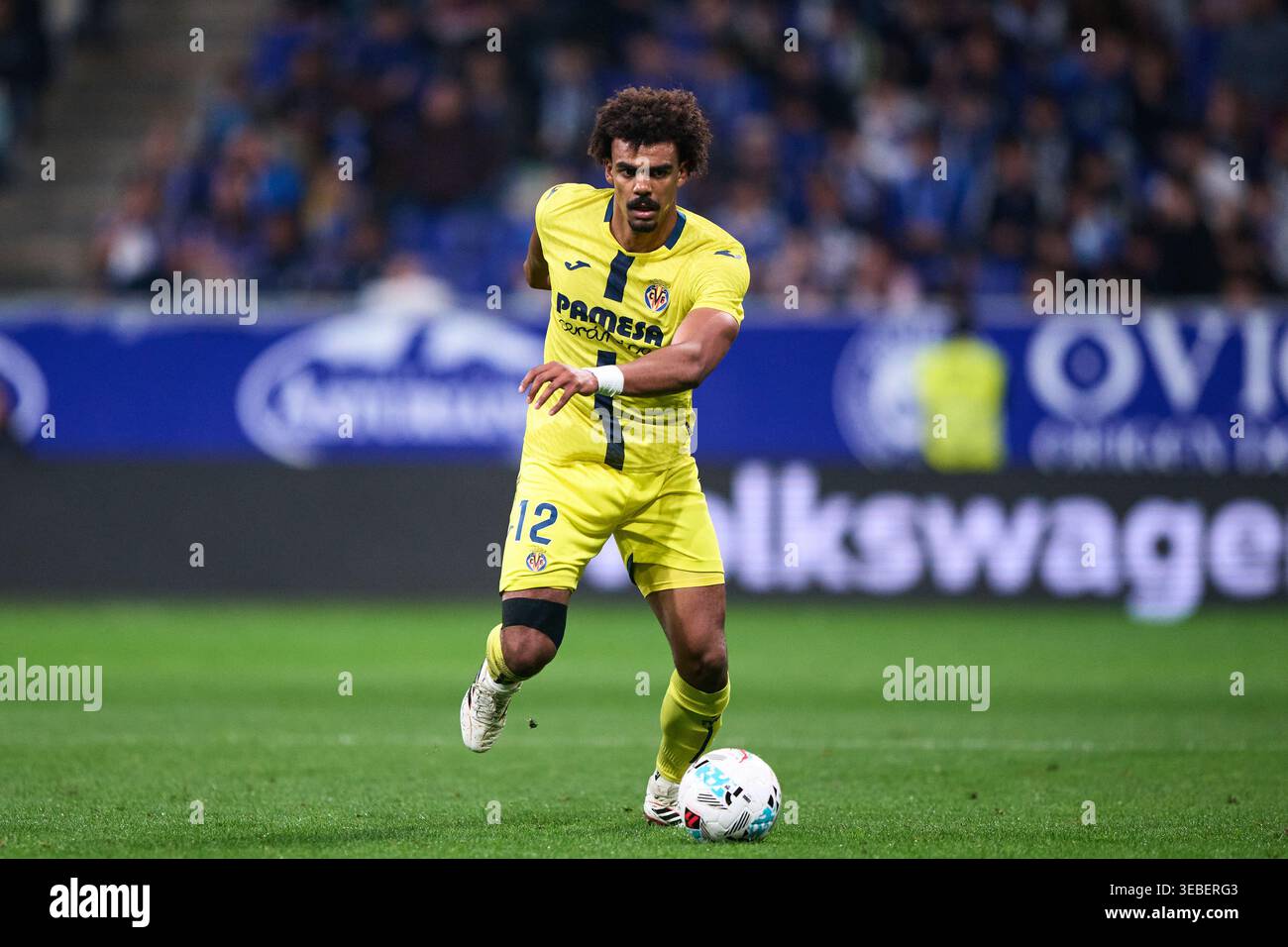 Renato Veiga del Villarreal CF con il pallone durante la partita di LaLiga EA Sports tra Real Oviedo e Villarreal CF all'Estadio Carlos Tartiere sull'Apri Foto Stock