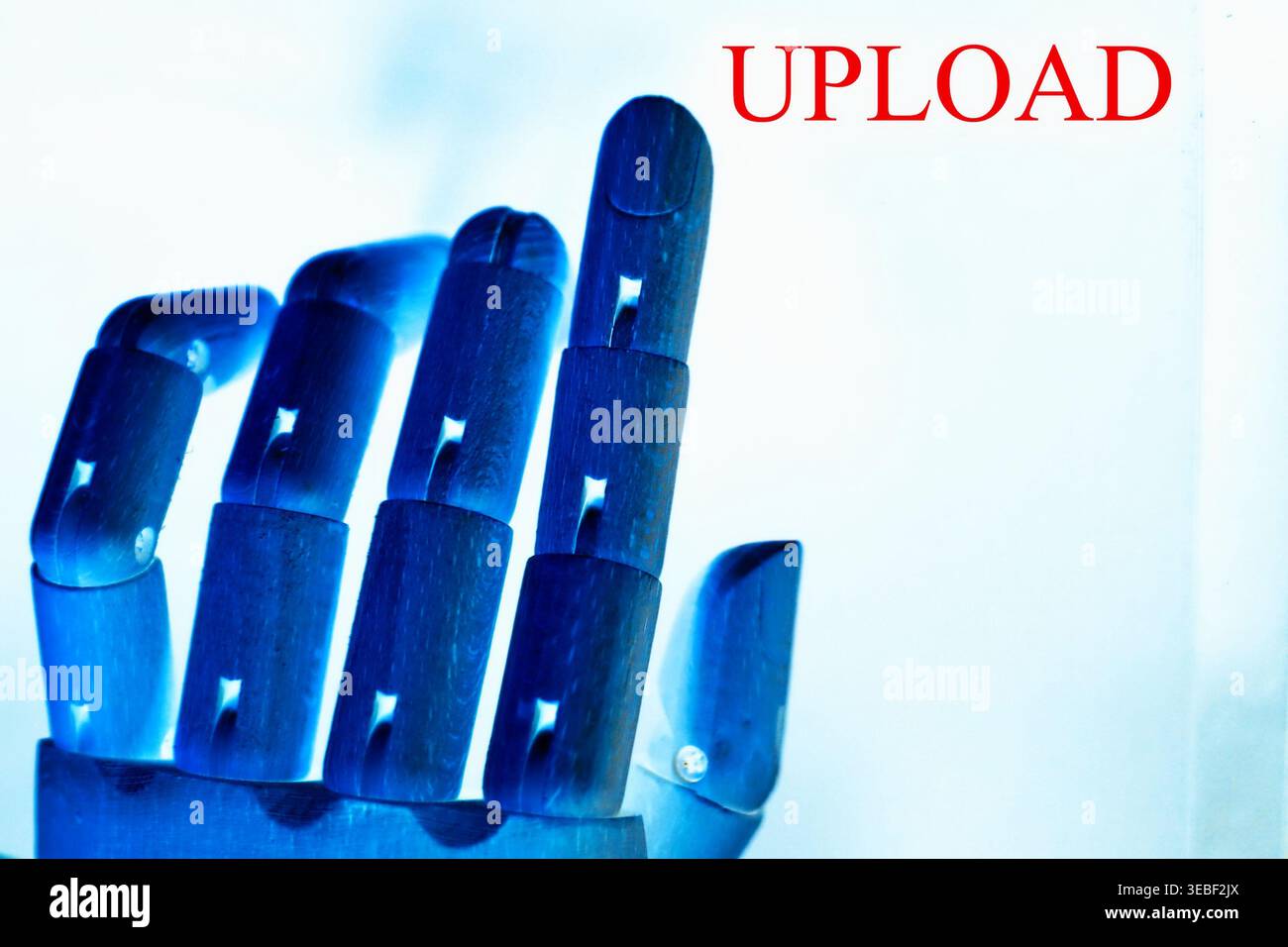 Immagine concettuale che rappresenta il “caricamento”, simboleggia il trasferimento di file, dati o contenuti su piattaforme digitali e sistemi cloud. Il riflesso visivo Foto Stock