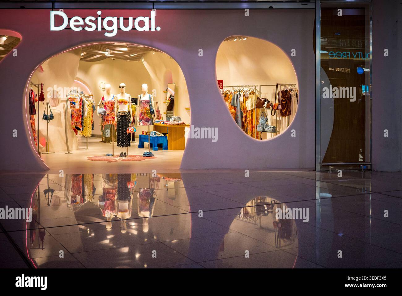 Palma, Spagna, 25 aprile 2026, Editoriale illustrativo: Vista sul Desigual storefront in un centro commerciale Foto Stock