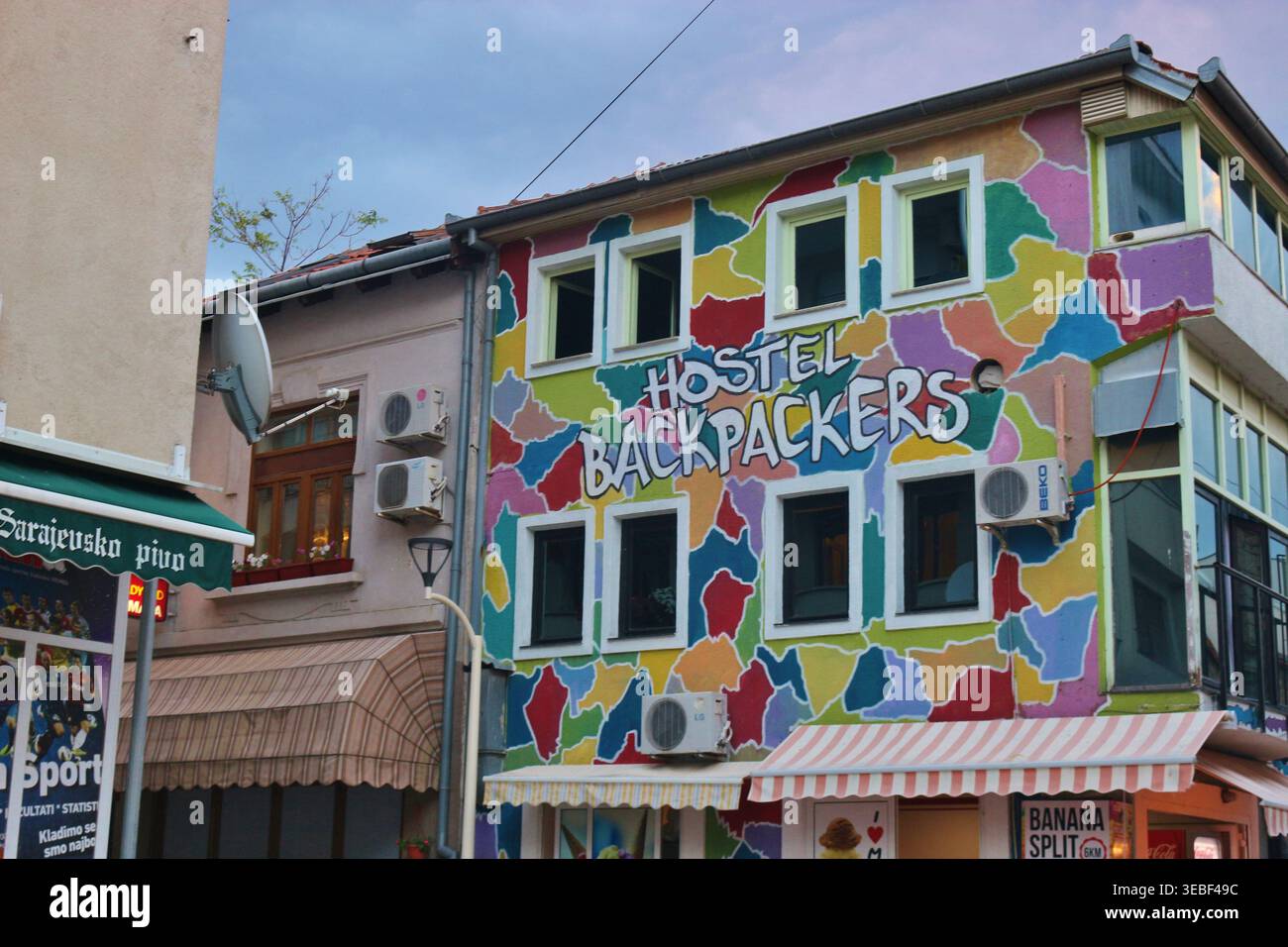Mostar, Bosnia ed Erzegovina: Facciata di un ostello Backpackers nel centro di Mostar. Europa sud-orientale. Foto Stock