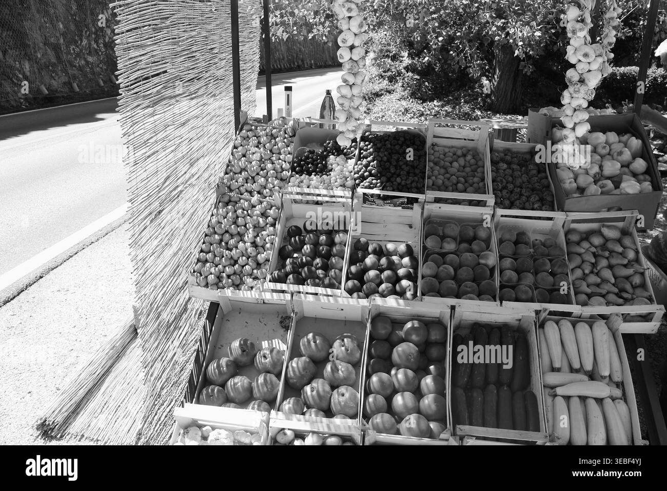 Vicino a Mostar, Bosnia ed Erzegovina: Una delle numerose bancarelle di frutta accanto alla strada. Gli agricoltori locali vendono i loro prodotti alle persone che passano. Foto Stock
