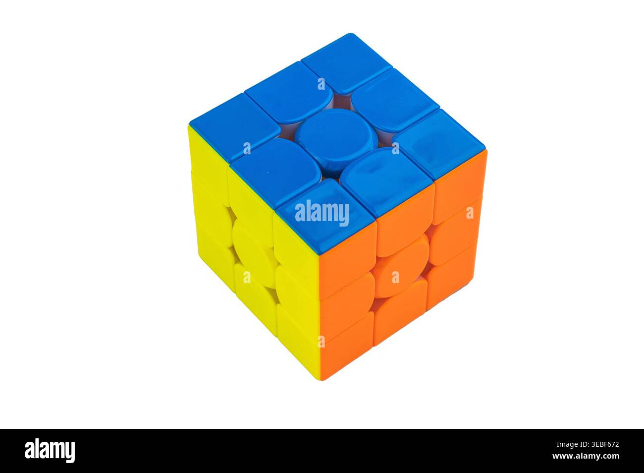 Puzzle colorato a cubo Rubik isolato su sfondo bianco, classico giocattolo logico per l'allenamento cerebrale, composizione minimale in studio con vivaci blocchi di plastica Foto Stock