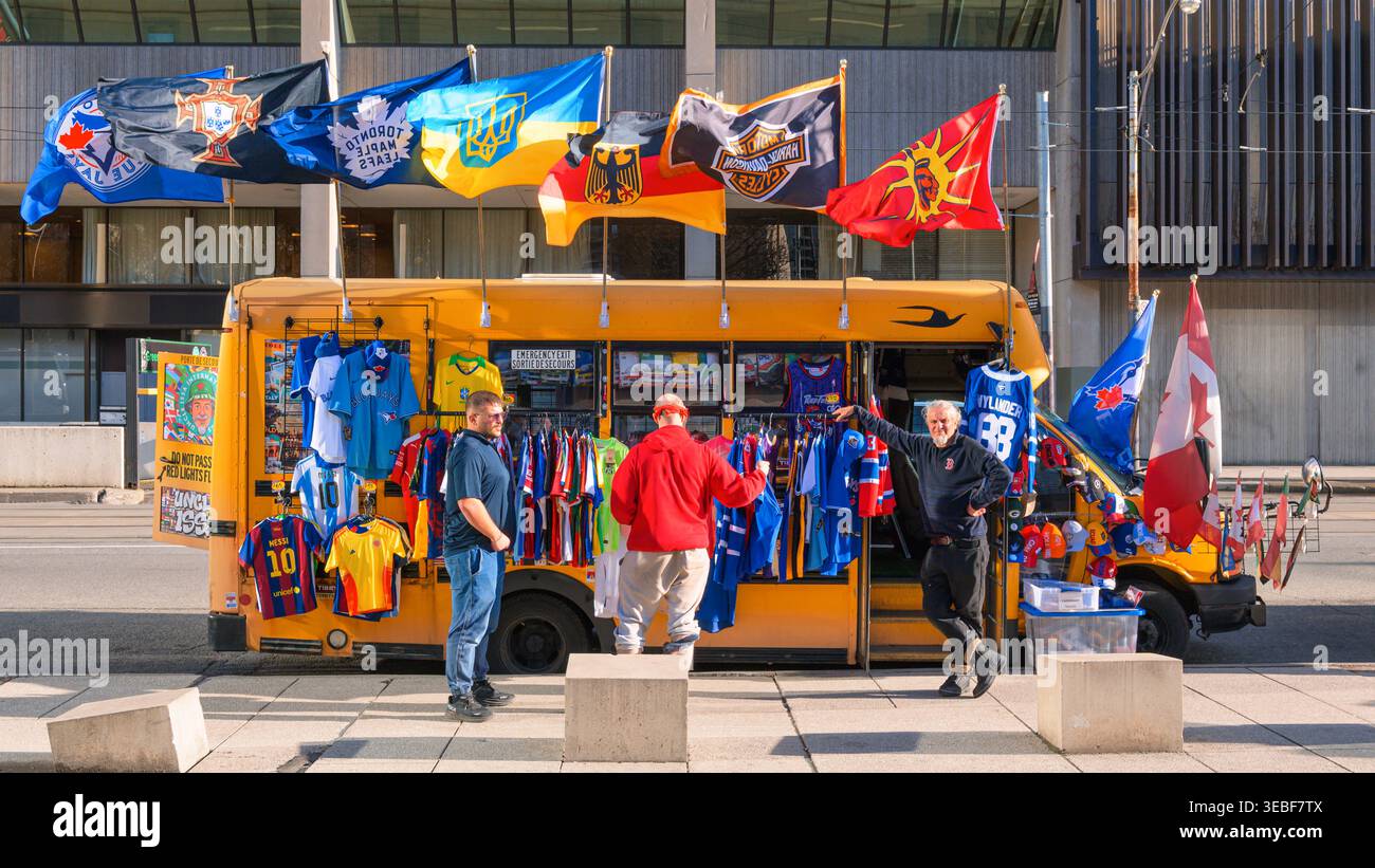 Piccolo veicolo per affari che vende souvenir su Queen St. West in Nathan Phillips Square. Foto Stock