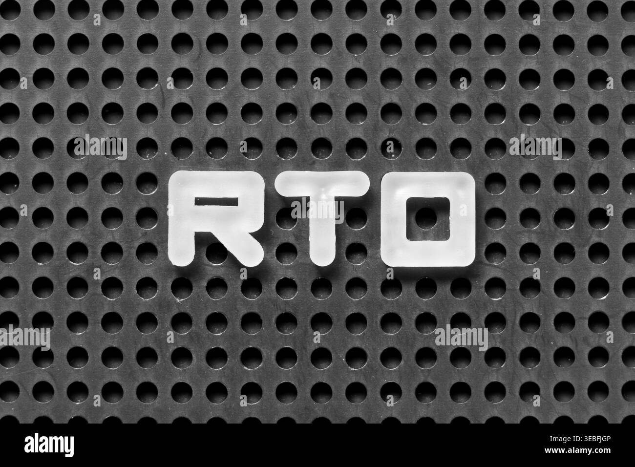 Lettera dell'alfabeto bianco nella parola RTO (abbreviazione dell'obiettivo del tempo di recupero) su sfondo nero del tabellone Foto Stock