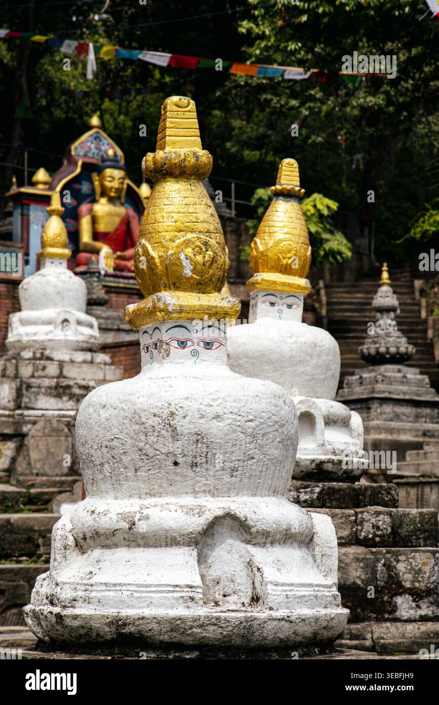 Piccoli stupa al Tempio delle Scimmie (Swayambhu Mahachaitya), Kathmandu, Nepal Foto Stock
