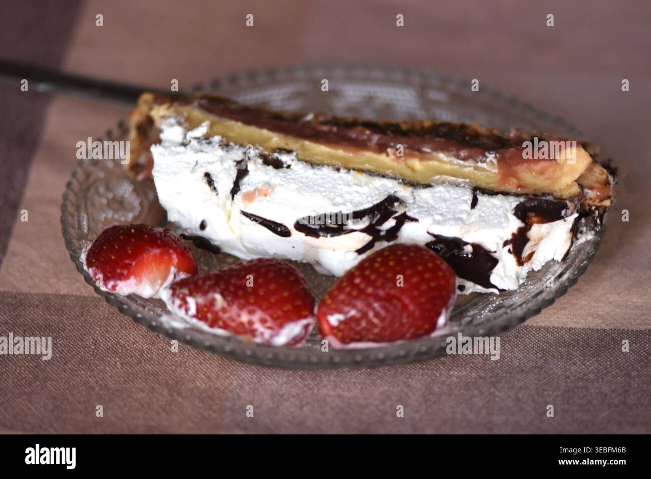 Primo piano di una fetta di torta fatta in casa con fragole. Foto Stock