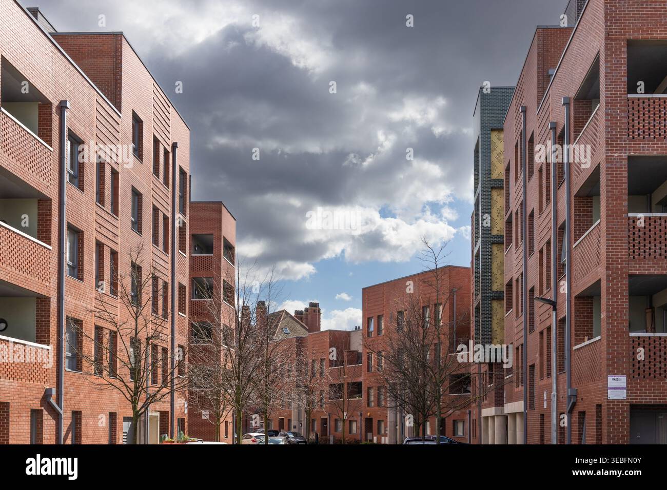 Complesso residenziale urbano con moderna architettura in mattoni. Londra, Regno Unito, 24 marzo 2024 Foto Stock