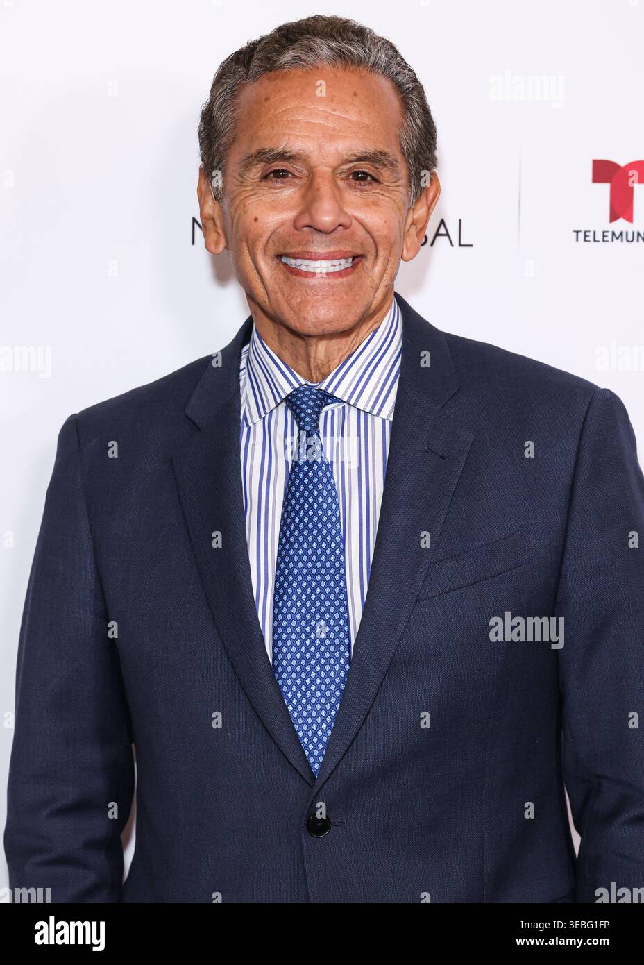 BEVERLY HILLS, LOS ANGELES, CALIFORNIA, Stati Uniti d'America - 24 APRILE: Il 41° sindaco di Los Angeles Antonio Villaraigosa arriva al Galà di Impact Award 2026 della National Hispanic Media Coalition tenutosi al Beverly Hilton Hotel il 24 aprile 2026 a Beverly Hills, Los Angeles, California, Stati Uniti. (Foto di Xavier Collin/Image Press Agency) Foto Stock