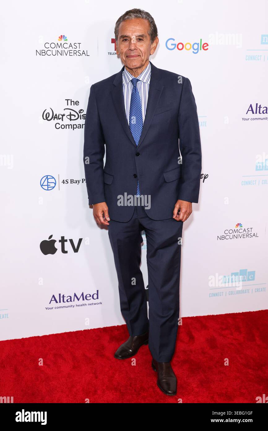 BEVERLY HILLS, LOS ANGELES, CALIFORNIA, Stati Uniti d'America - 24 APRILE: Il 41° sindaco di Los Angeles Antonio Villaraigosa arriva al Galà di Impact Award 2026 della National Hispanic Media Coalition tenutosi al Beverly Hilton Hotel il 24 aprile 2026 a Beverly Hills, Los Angeles, California, Stati Uniti. (Foto di Xavier Collin/Image Press Agency) Foto Stock