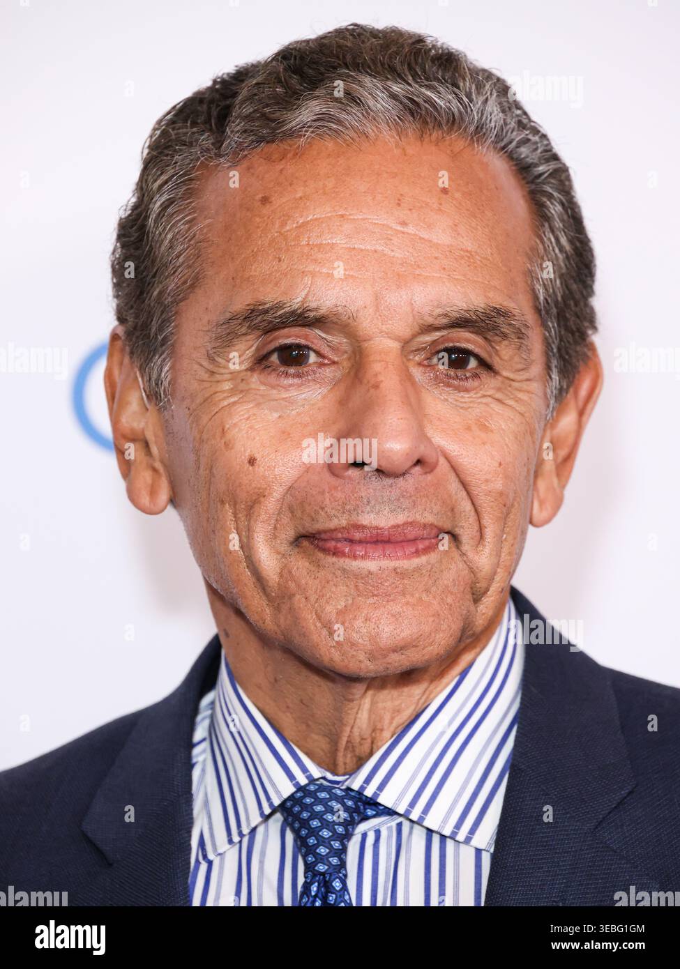 BEVERLY HILLS, LOS ANGELES, CALIFORNIA, Stati Uniti d'America - 24 APRILE: Il 41° sindaco di Los Angeles Antonio Villaraigosa arriva al Galà di Impact Award 2026 della National Hispanic Media Coalition tenutosi al Beverly Hilton Hotel il 24 aprile 2026 a Beverly Hills, Los Angeles, California, Stati Uniti. (Foto di Xavier Collin/Image Press Agency) Foto Stock