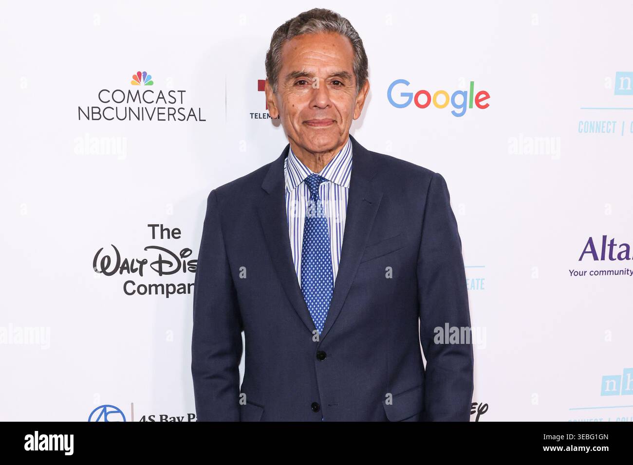 BEVERLY HILLS, LOS ANGELES, CALIFORNIA, Stati Uniti d'America - 24 APRILE: Il 41° sindaco di Los Angeles Antonio Villaraigosa arriva al Galà di Impact Award 2026 della National Hispanic Media Coalition tenutosi al Beverly Hilton Hotel il 24 aprile 2026 a Beverly Hills, Los Angeles, California, Stati Uniti. (Foto di Xavier Collin/Image Press Agency) Foto Stock