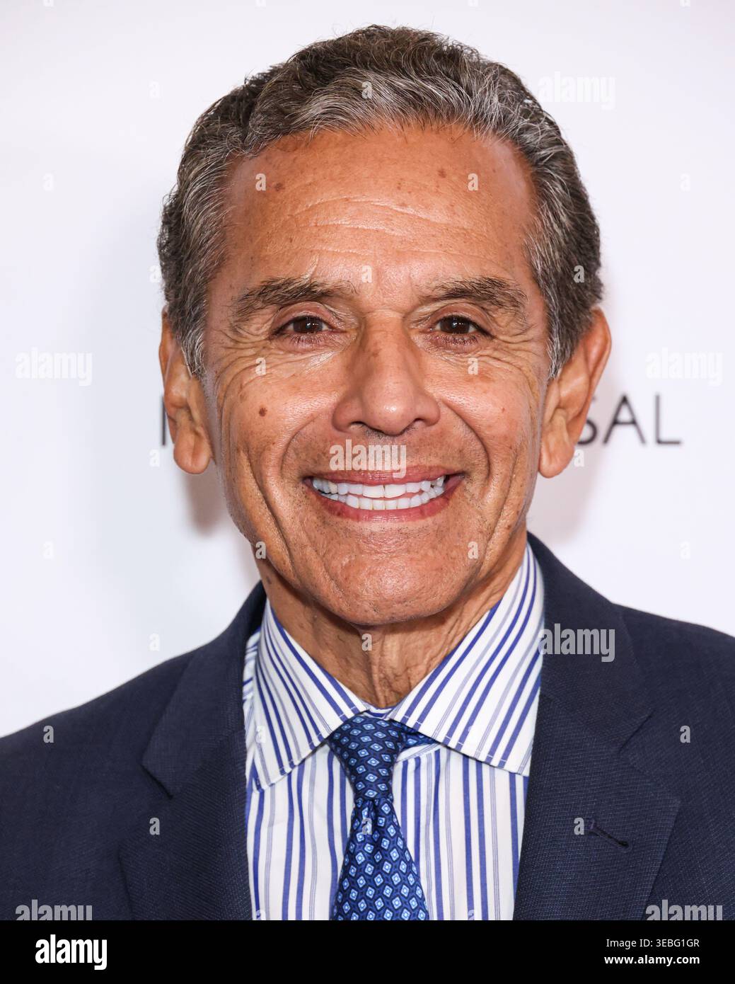 BEVERLY HILLS, LOS ANGELES, CALIFORNIA, Stati Uniti d'America - 24 APRILE: Il 41° sindaco di Los Angeles Antonio Villaraigosa arriva al Galà di Impact Award 2026 della National Hispanic Media Coalition tenutosi al Beverly Hilton Hotel il 24 aprile 2026 a Beverly Hills, Los Angeles, California, Stati Uniti. (Foto di Xavier Collin/Image Press Agency) Foto Stock